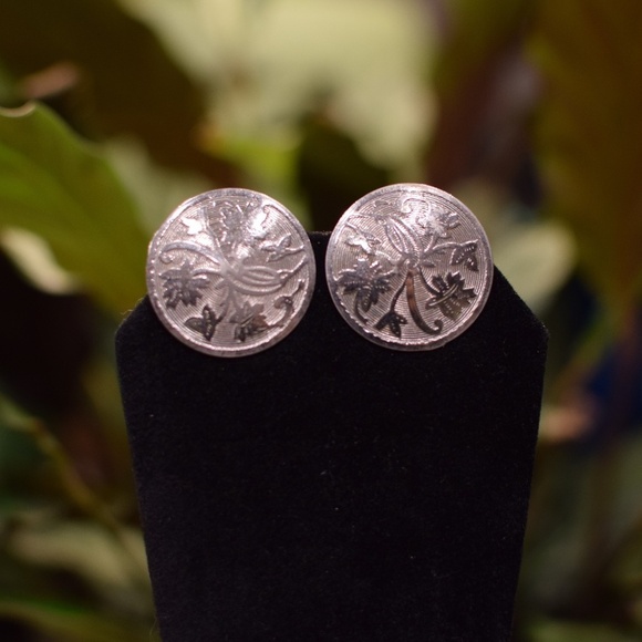 Vintage Silver Toned Floral Leaf Round Shield Disc Clip-On Earrings - Picture 1 of 4